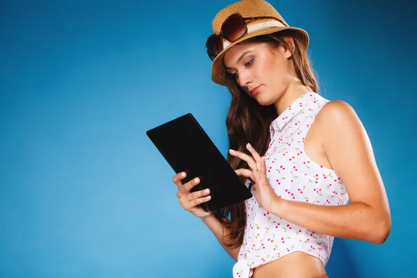 Girl using tablet — Stock Photo, Image