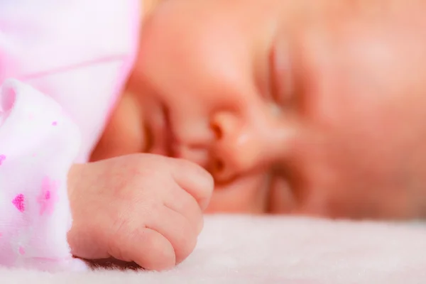 Pasgeboren babymeisje slapen — Stockfoto