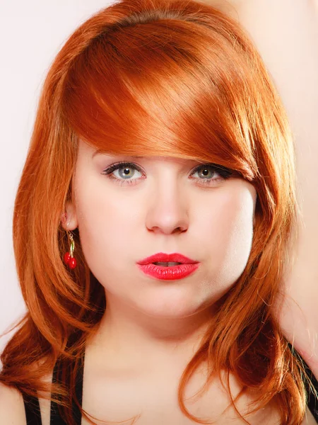 Donna dai capelli rossi posa — Foto Stock