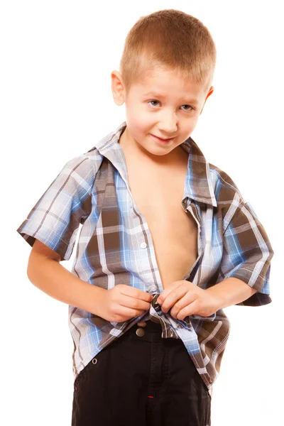 Kleine jongen buttoning shirt — Stockfoto