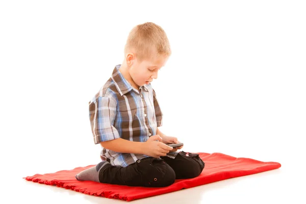 Menino brincando no smartphone — Fotografia de Stock