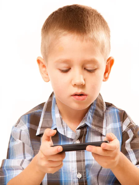 Kleiner Junge spielt auf Smartphone — Stockfoto