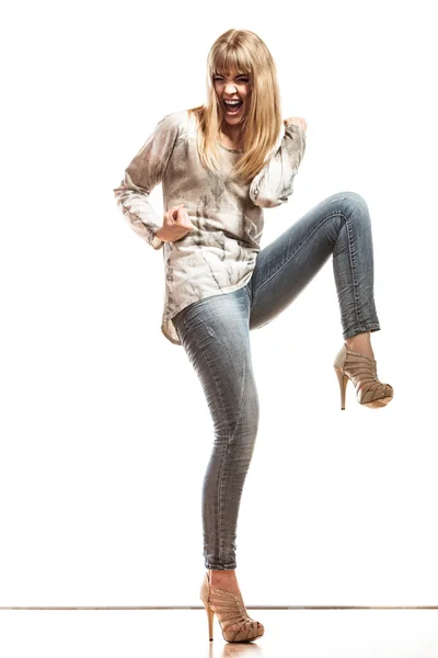 Женщина в джинсовых брюках позирует — стоковое фото