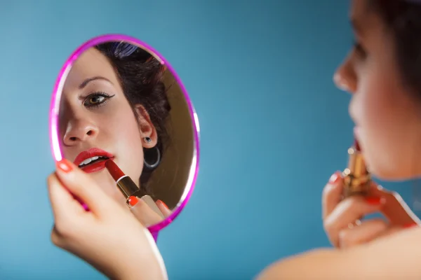 Mujer aplicando lápiz labial rojo — Foto de Stock