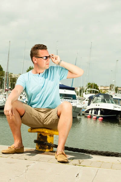 Man sitting on pier — Stock Photo, Image