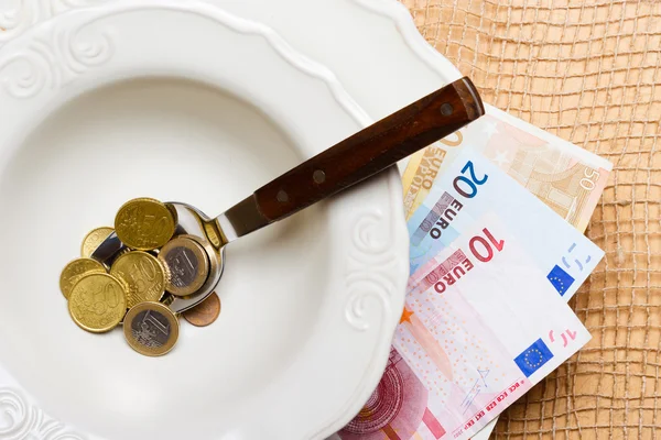 Euro argent sur la table de cuisine, côte de vie — Photo