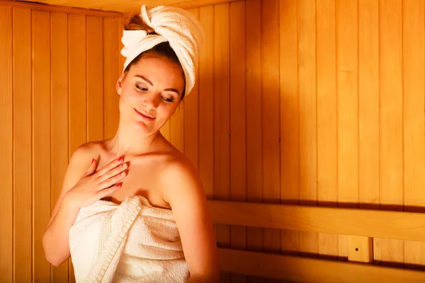 Femme relaxante dans un sauna en bois — Photo