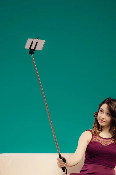Девушка делает селфи с помощью смартфона — стоковое фото