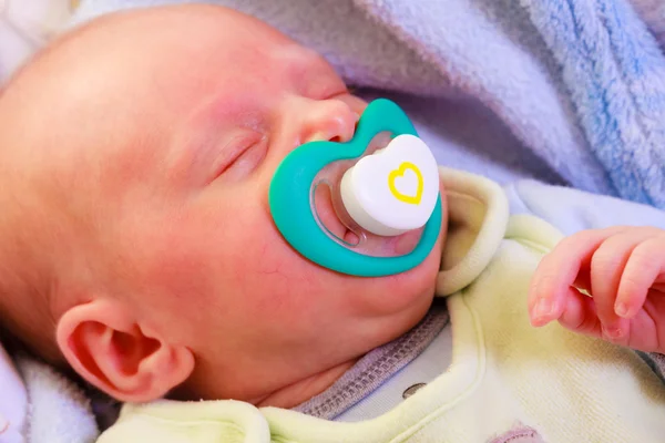 Weinig pasgeboren baby meisje pleeping — Stockfoto