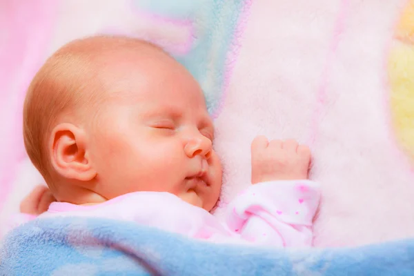 Pequeño bebé recién nacido durmiendo —  Fotos de Stock