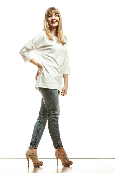 Mulher de calças jeans posando — Fotografia de Stock