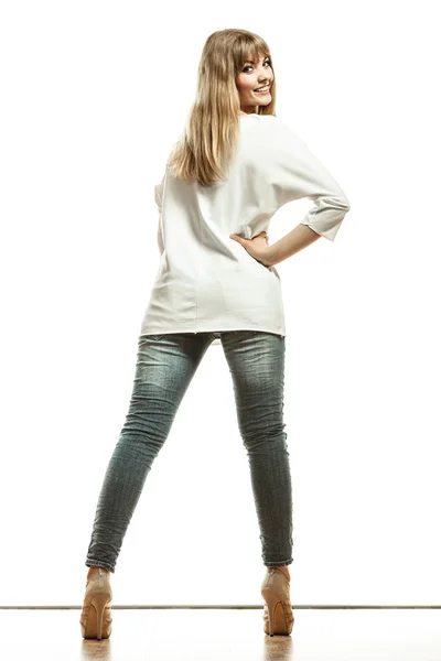 Žena v džínové kalhoty pózuje — Stock fotografie