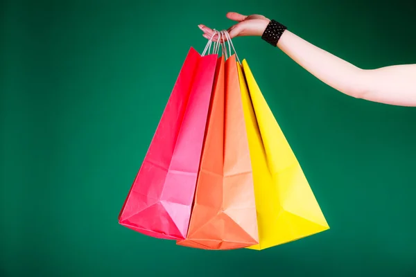 Mujer mano con bolsas de compras . —  Fotos de Stock