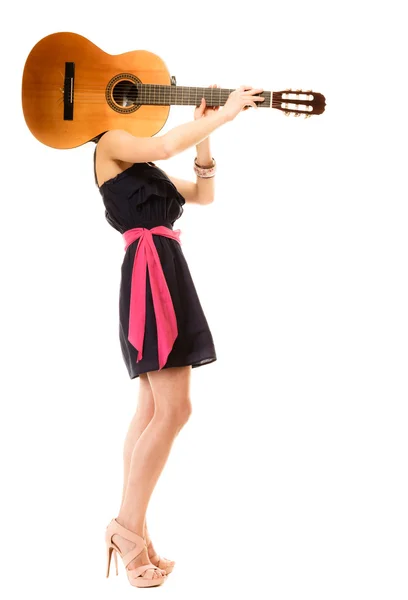 Zenét szerető gazdaság gitár — Stock Fotó