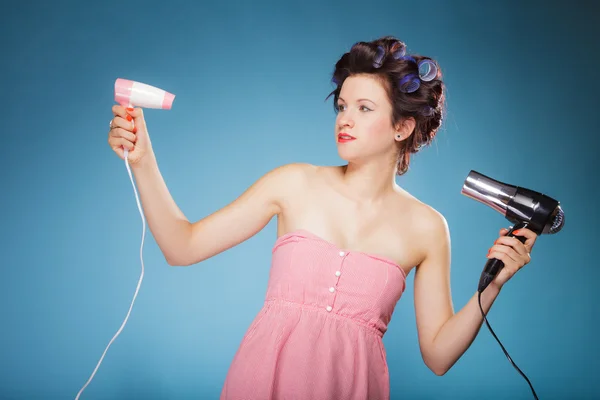 Menina segurando secadores de cabelo — Fotografia de Stock