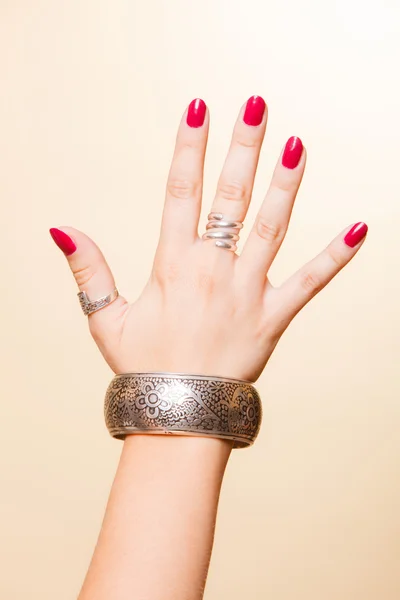 Mano femenina con manicura y brazalete — Foto de Stock