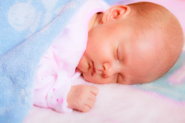 Маленькая новорожденная девочка спит — стоковое фото