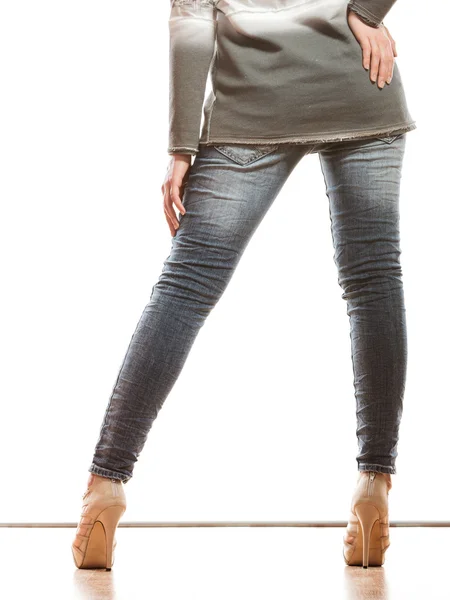 Женские ноги в джинсовых брюках — стоковое фото