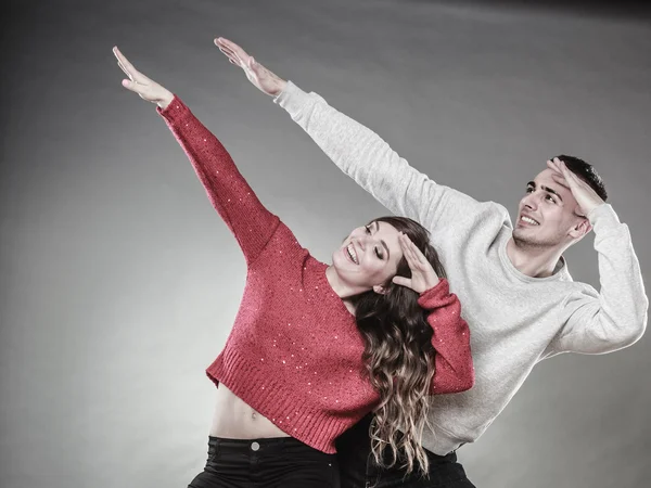 Sorrindo jovem casal se divertindo — Fotografia de Stock