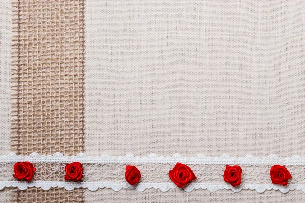 Roses en soie rouge sur tissu — Photo