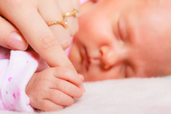 Hand de slapende babymeisje in de palm van moeder — Stockfoto