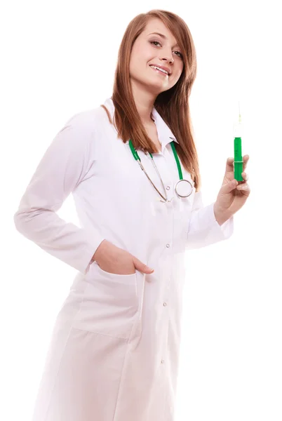 Mujer en bata de laboratorio con jeringa — Foto de Stock