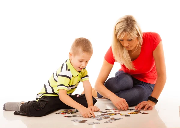 Mãe fazendo puzzle — Fotografia de Stock