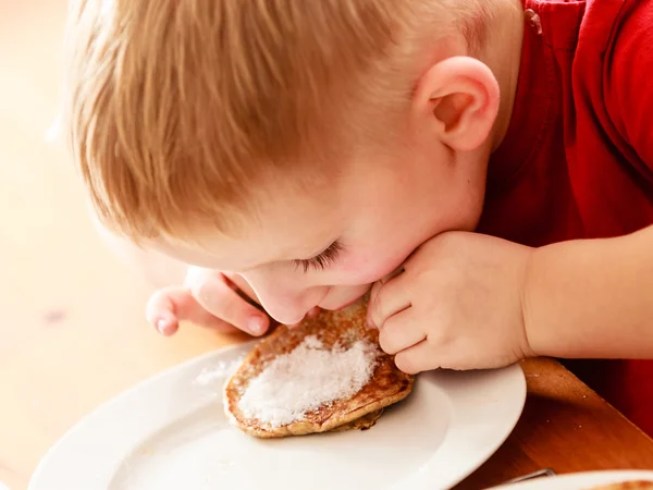 Little boy eating apple pancakes at home — Stock Photo, Image