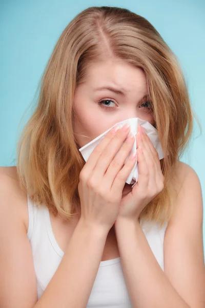 Ragazza malata starnutisce nel tessuto . — Foto Stock