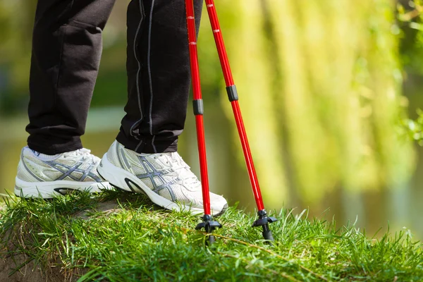 Vrouw wandelen in het park. — Stockfoto