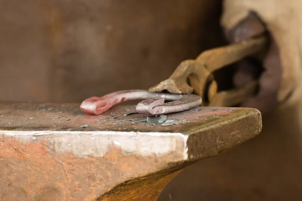 Hammering glowing steel - to strike while the iron is hot. — Stock Photo, Image