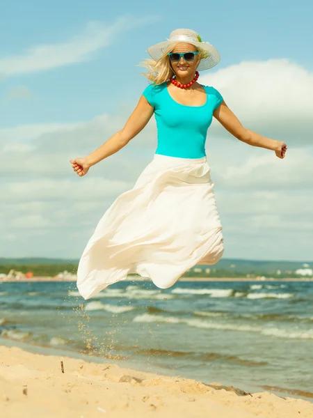 Meisje in de zomer kleding springen — Stockfoto