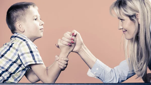 Moeder en zoon armworstelen. — Stockfoto