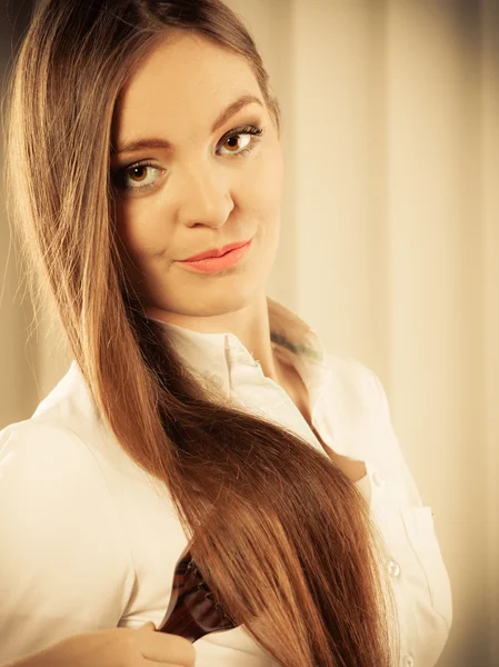 Woman  brushing her long brown hair — Stock Photo, Image