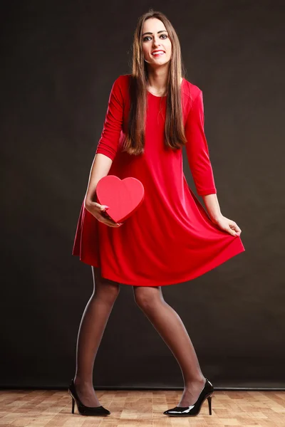 Girl holding heart box. — Stock Photo, Image