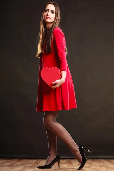 Menina segurando caixa de coração . — Fotografia de Stock