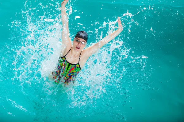 Frau schwimmt im Pool. — Stockfoto