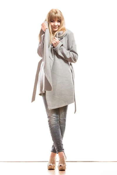 Mujer con abrigo gris posando —  Fotos de Stock