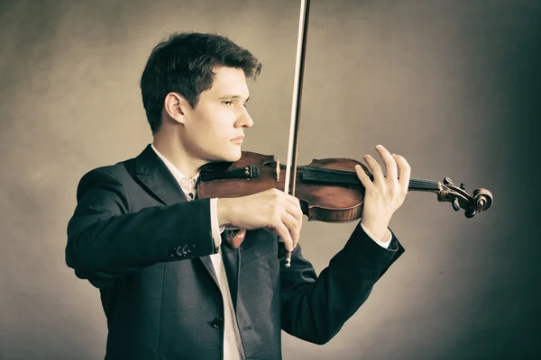 Hombre violinista tocando el violín. Arte musical clásico — Foto de Stock