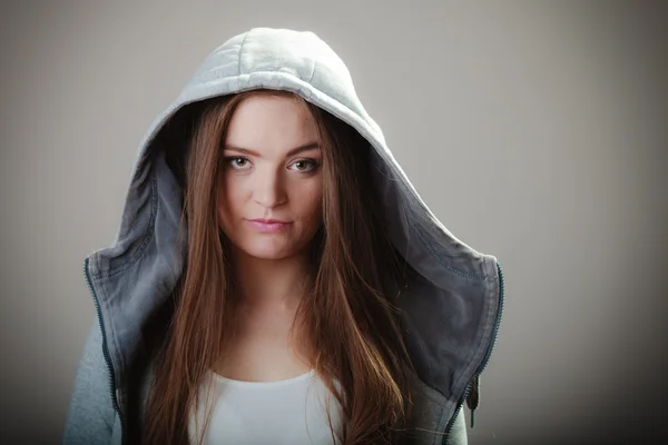 Chica en sudadera con capucha posando — Foto de Stock