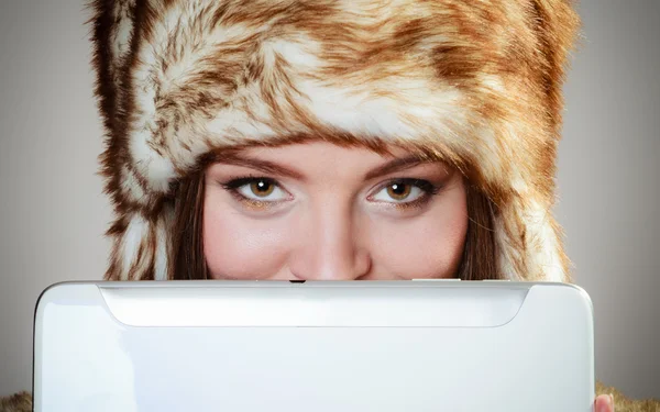 Woman in winter hat hoding tablet — Stock Photo, Image