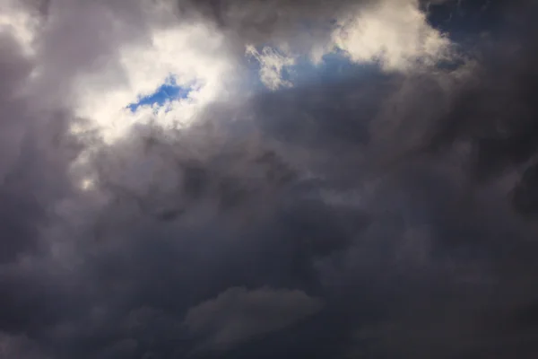 Dark stormy clouds covering the sky as nature background. — Stock Photo, Image