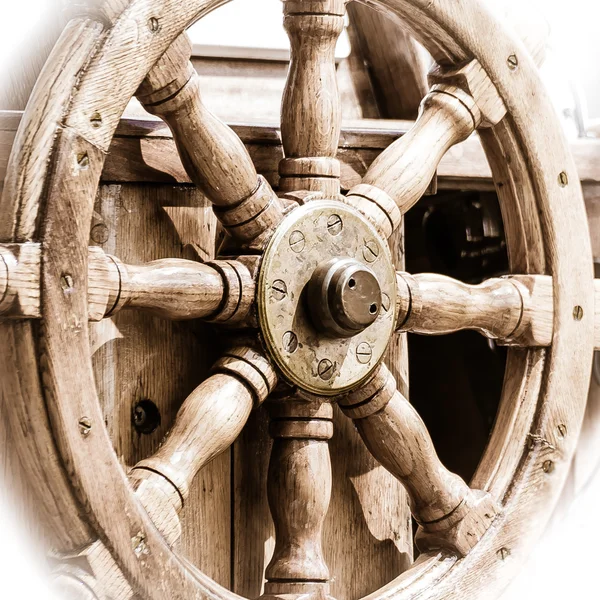 Segeln. Schiff Holzlenkrad. Segelboot-Detail. — Stockfoto