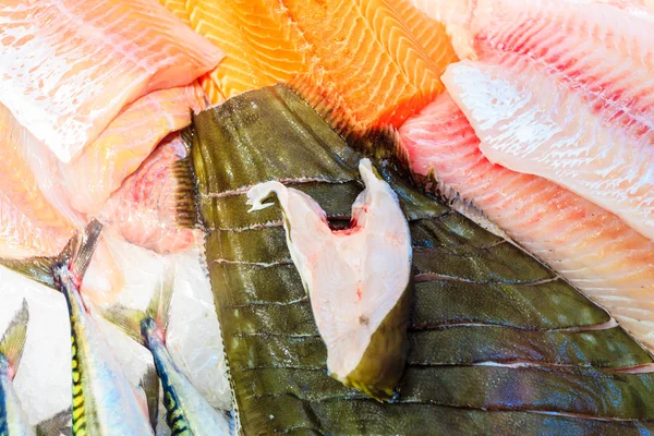 Vissen op vismarkt — Stockfoto