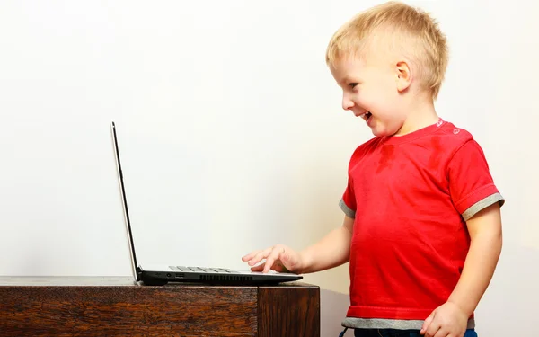 Niño pequeño usando portátil —  Fotos de Stock