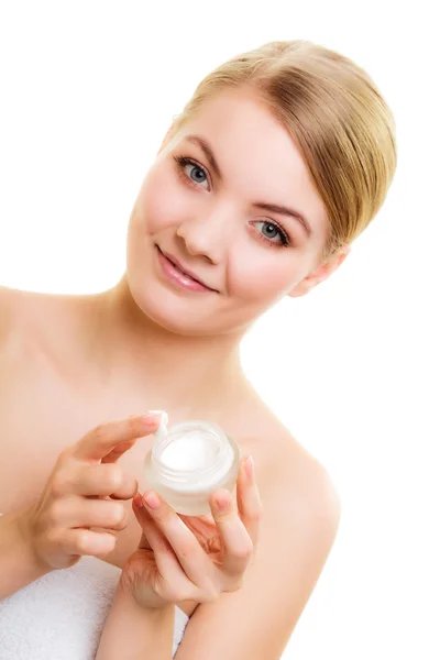 Chica aplicando crema hidratante —  Fotos de Stock