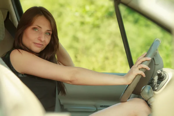 Brünette Frau am Steuer eines Autos — Stockfoto