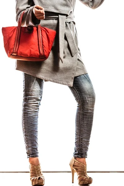 Mulher segurando bolsa vermelha — Fotografia de Stock