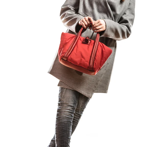 Vrouw bedrijf rode handtas — Stockfoto