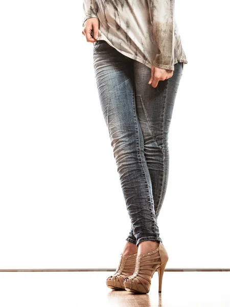 Gambe femminili in pantaloni di denim — Foto Stock